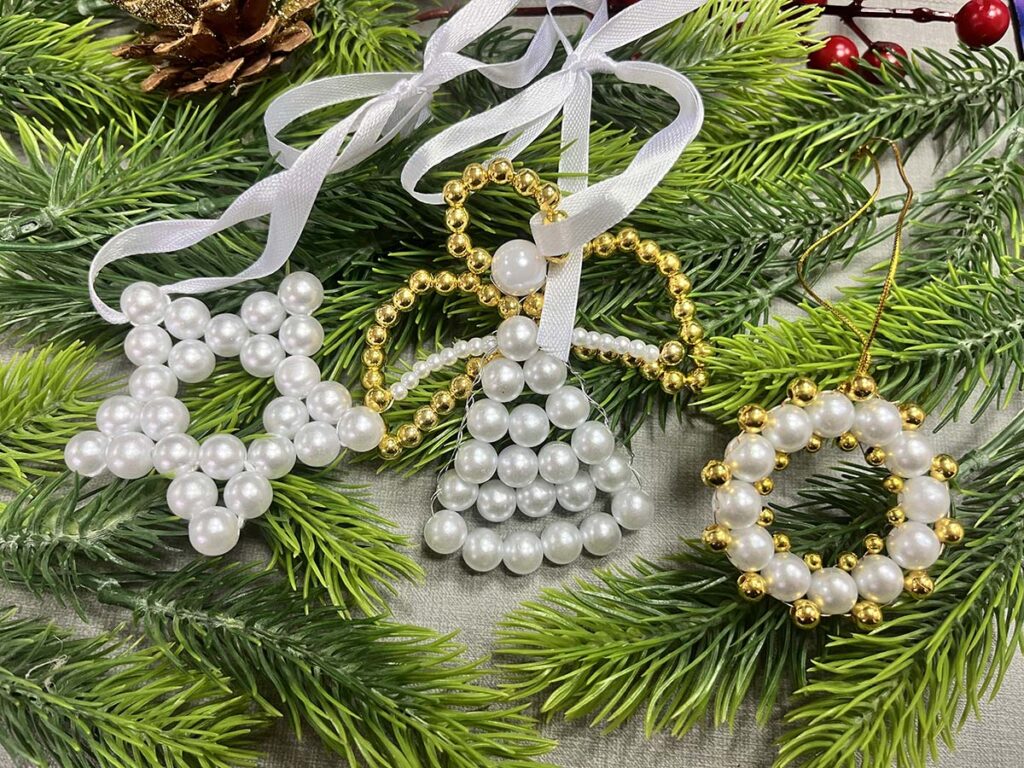 Новогодняя игрушка из бусин